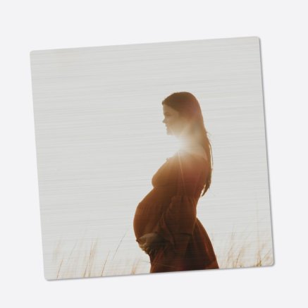 Animate your favorite photo. Watch your photos come to life by tilting the photo to flip between your images.