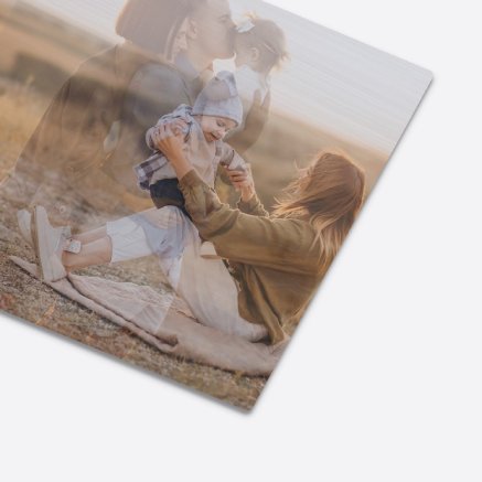 Animate your favorite photo. Watch your photos come to life by tilting the photo to flip between your images.